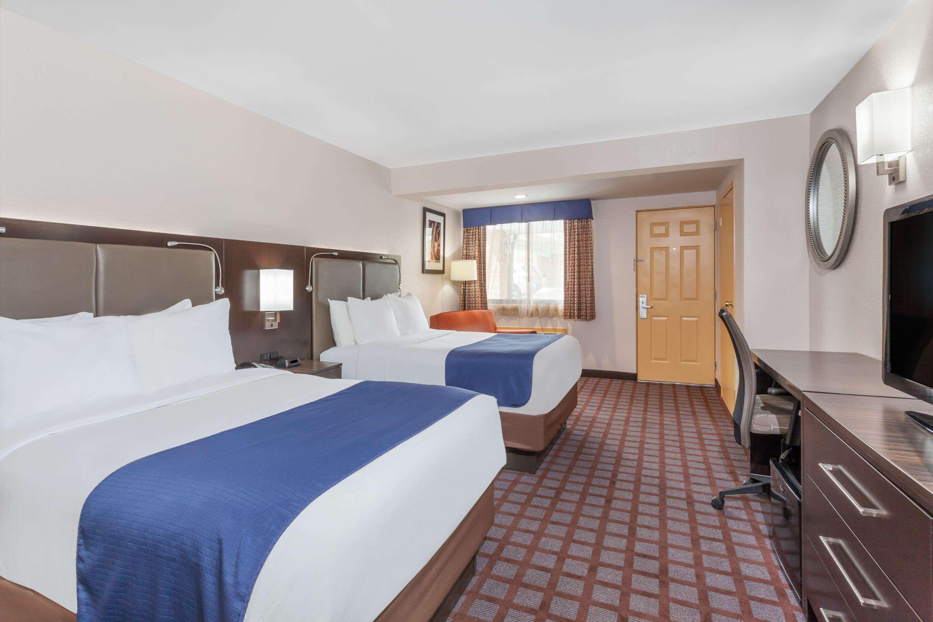 Days Inn By Wyndham Woodbury Long Island Екстер'єр фото