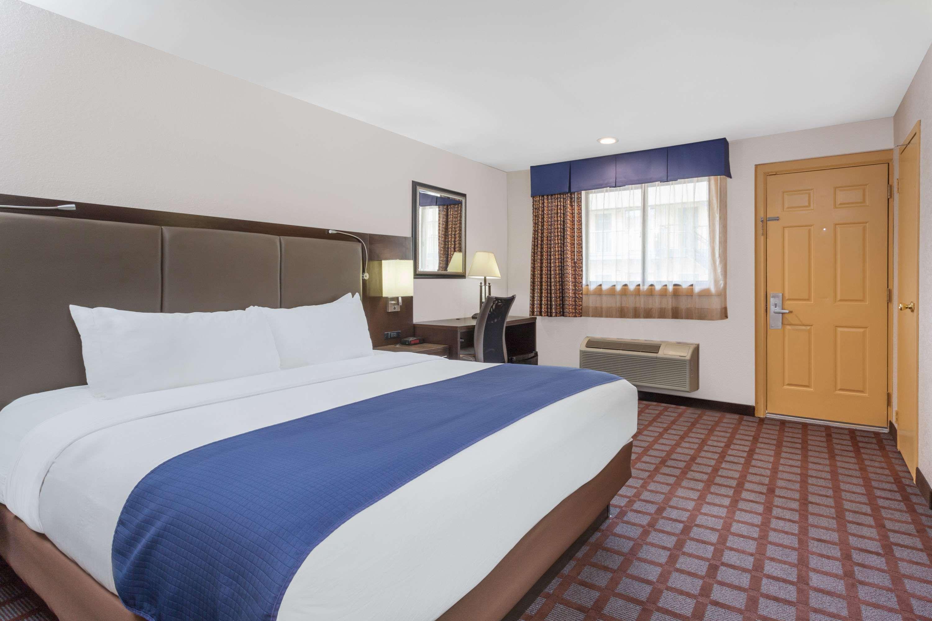 Days Inn By Wyndham Woodbury Long Island Екстер'єр фото