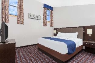 Days Inn By Wyndham Woodbury Long Island Номер фото