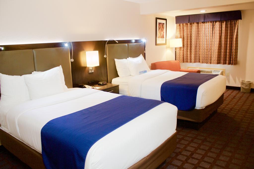Days Inn By Wyndham Woodbury Long Island Екстер'єр фото