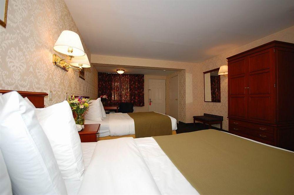 Days Inn By Wyndham Woodbury Long Island Екстер'єр фото
