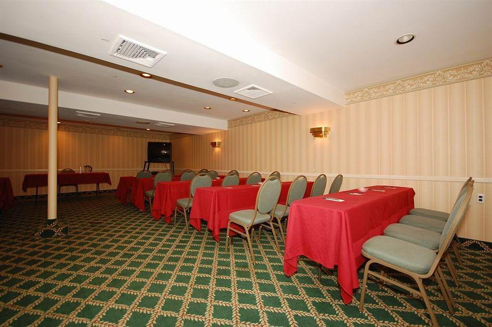 Days Inn By Wyndham Woodbury Long Island Екстер'єр фото