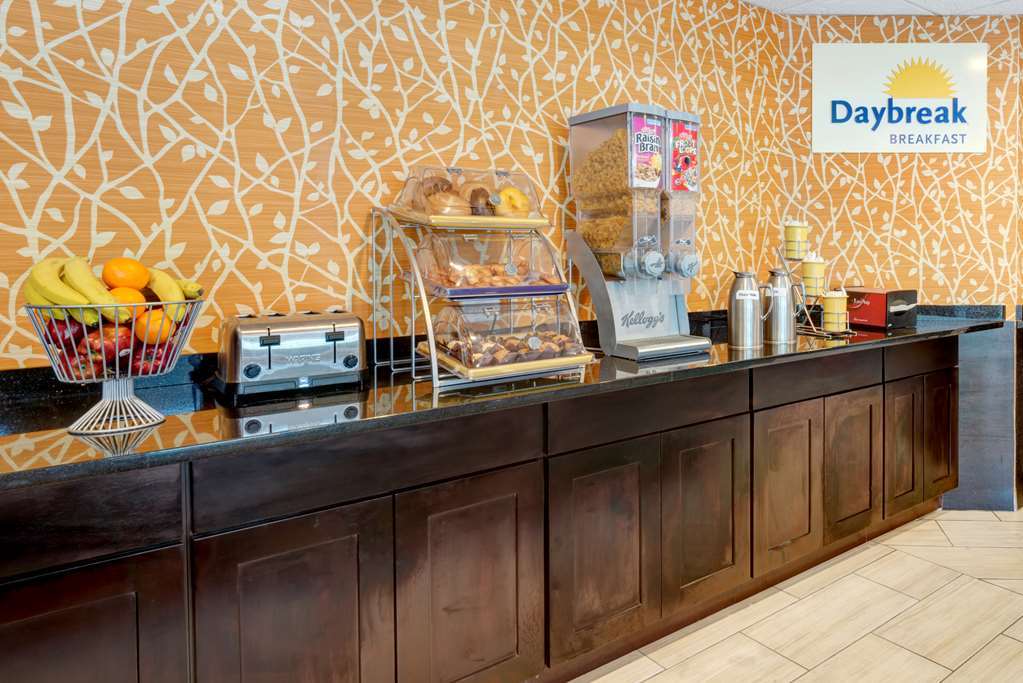 Days Inn By Wyndham Woodbury Long Island Зручності фото